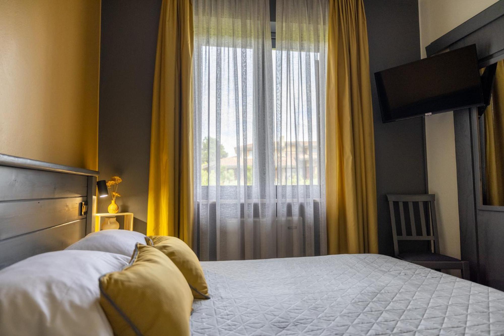 מנרבה דל גארדה Hotel Florence מראה חיצוני תמונה